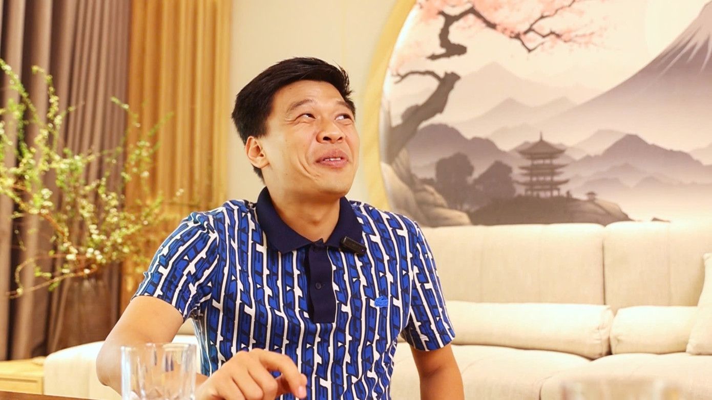 Trung Ruồi chia sẻ anh quen với cái xấu từ nhỏ nên chưa từng mặc cảm, động lòng. &quot;Mọi người thường lấy cái già, cái xấu của tôi ra để trêu đùa. Tôi không buồn đâu”, anh nói. Ảnh: Trọng Tài.