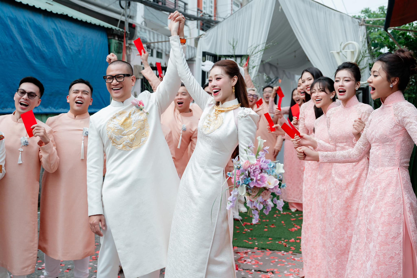 Dàn phù dâu trong lễ ăn hỏi của Khánh Vân gồm 10 người đẹp là các hoa, á hậu như Ngọc Châu, Thiên Ân, Bùi Quỳnh Hoa, Phương Khánh, Lê Hoàng Phương, Xuân Hạnh, Hoàng Thùy, Lệ Hằng, Thanh Ngân và Hoàng Nhung.