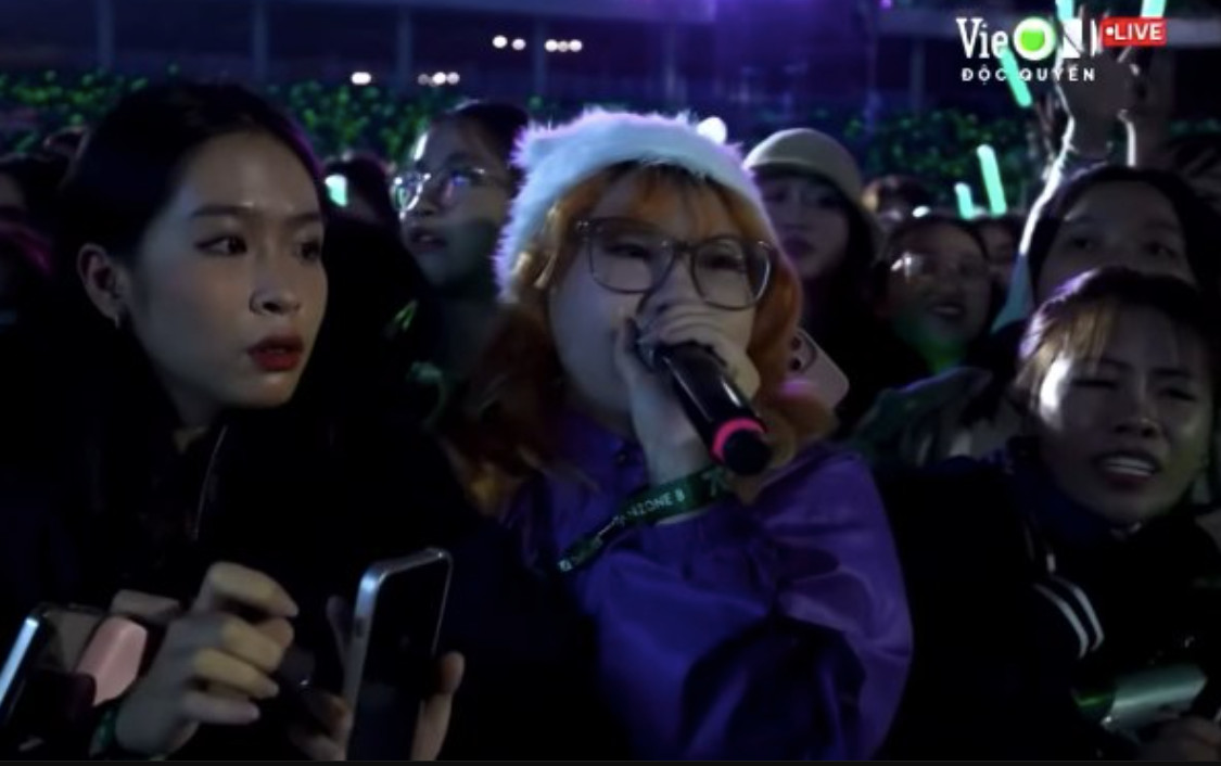 Fan nữ cầu cứu khi có người hâm mộ ngất xỉu tại concert Anh trai say hi ngày 7/12.