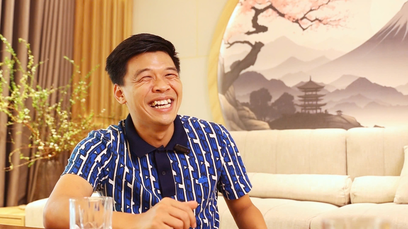 Trung Ruồi chia sẻ anh quen với cái xấu từ nhỏ nên chưa từng mặc cảm, động lòng. &quot;Mọi người thường lấy cái già, cái xấu của tôi ra để trêu đùa. Tôi không buồn đâu”, anh nói. Ảnh: Trọng Tài.