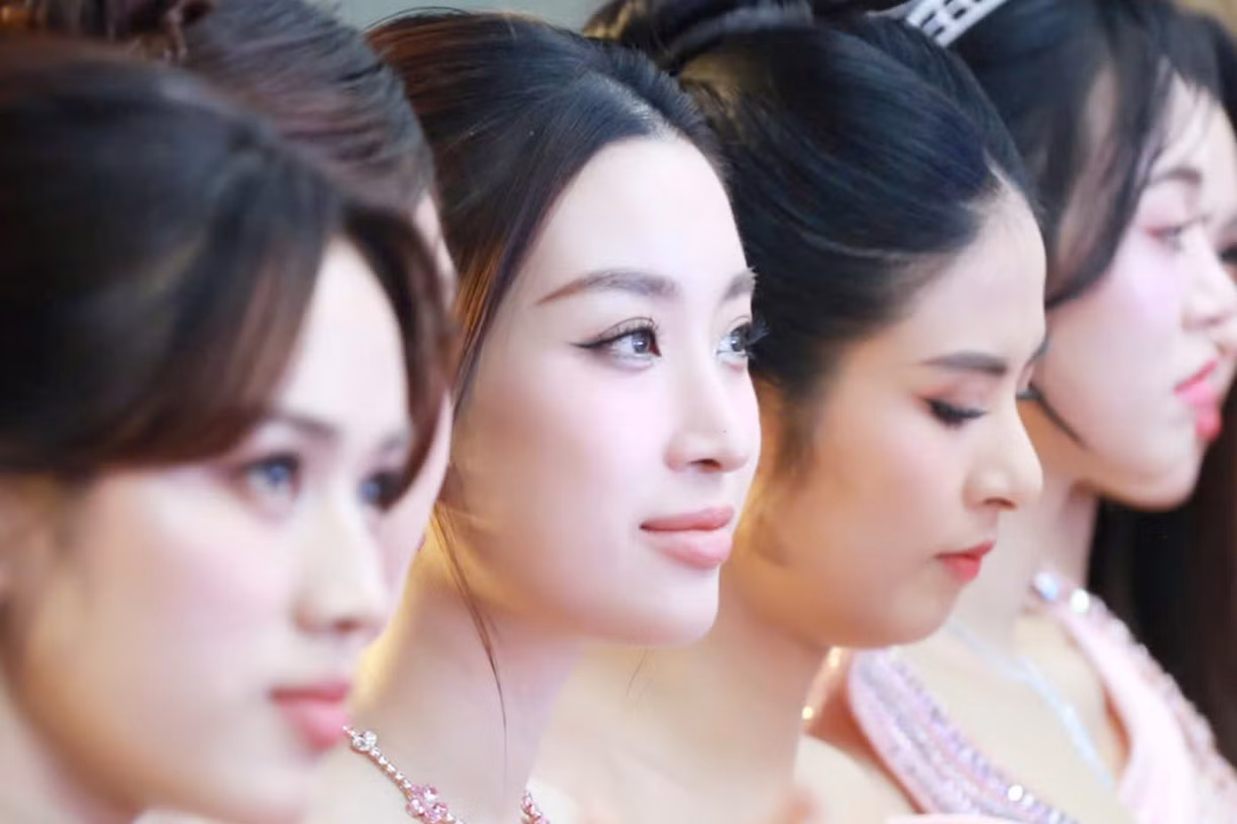 Trở lại showbiz sau thời gian sinh con, Hoa hậu Đỗ Mỹ Linh hào hứng khi tham dự họp báo Hoa hậu Việt Nam 2024. Đỗ Mỹ Linh cho biết dù bận rộn nhiều công việc, cô bằng mọi giá sắp xếp dự sự kiện, trở về cái nôi giúp mình trưởng thành. Trở lại showbiz sau thời gian sinh con, Hoa hậu Đỗ Mỹ Linh hào hứng khi tham dự họp báo Hoa hậu Việt Nam 2024. Đỗ Mỹ Linh cho biết dù bận rộn nhiều công việc, cô bằng mọi giá sắp xếp dự sự kiện, trở về cái nôi giúp mình trưởng thành.