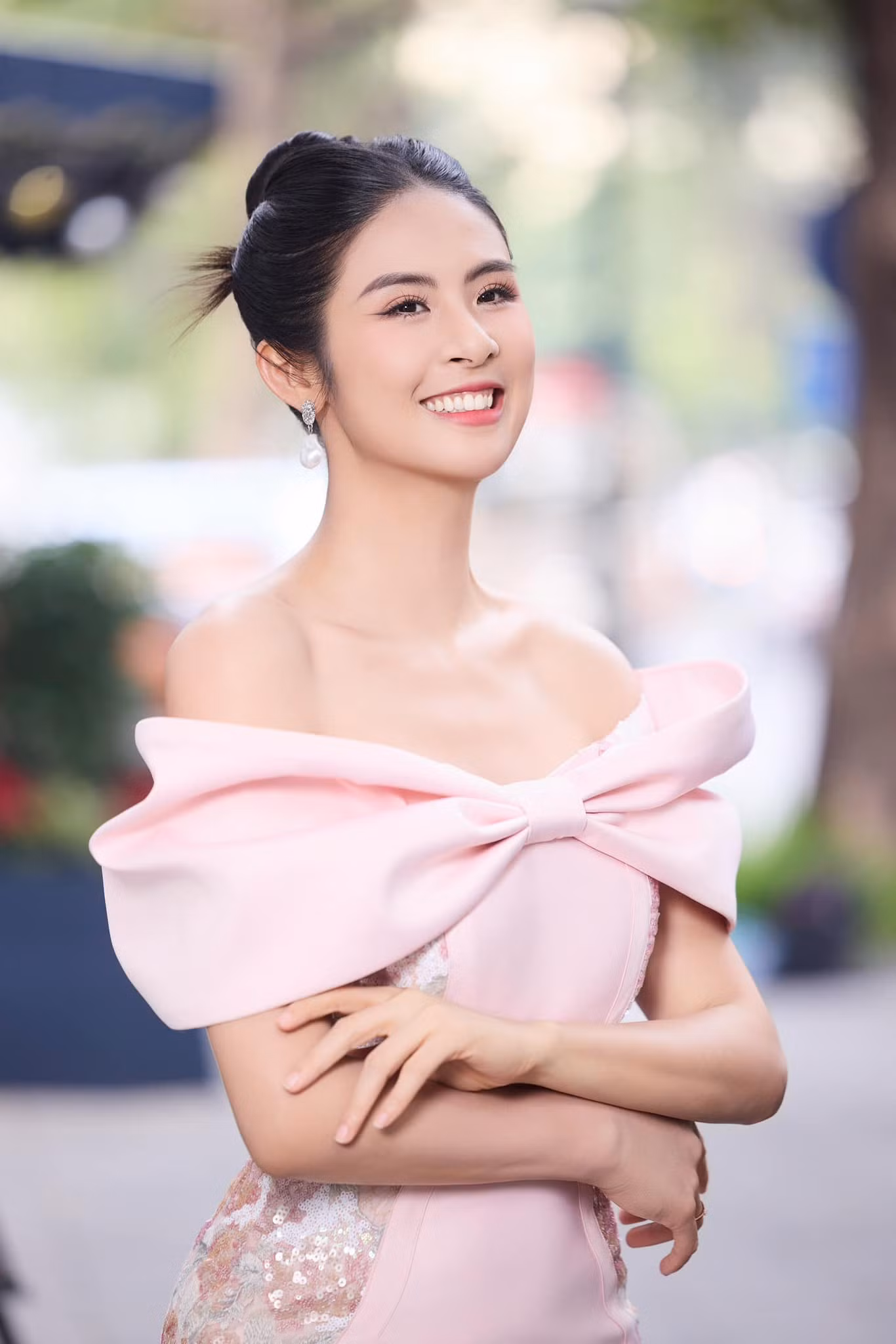 “Cuộc thi ngày càng đến gần với các bạn trẻ. Hy vọng Hoa hậu Việt Nam 2024 thu hút nhiều thí sinh tài năng, duyên dáng và tìm ra cô gái xứng đáng, phù hợp tiêu chí của cuộc thi cho ngôi vị cao nhất”, Hoa hậu Ngọc Hân bày tỏ. “Cuộc thi ngày càng đến gần với các bạn trẻ. Hy vọng Hoa hậu Việt Nam 2024 thu hút nhiều thí sinh tài năng, duyên dáng và tìm ra cô gái xứng đáng, phù hợp tiêu chí của cuộc thi cho ngôi vị cao nhất”, Hoa hậu Ngọc Hân bày tỏ.