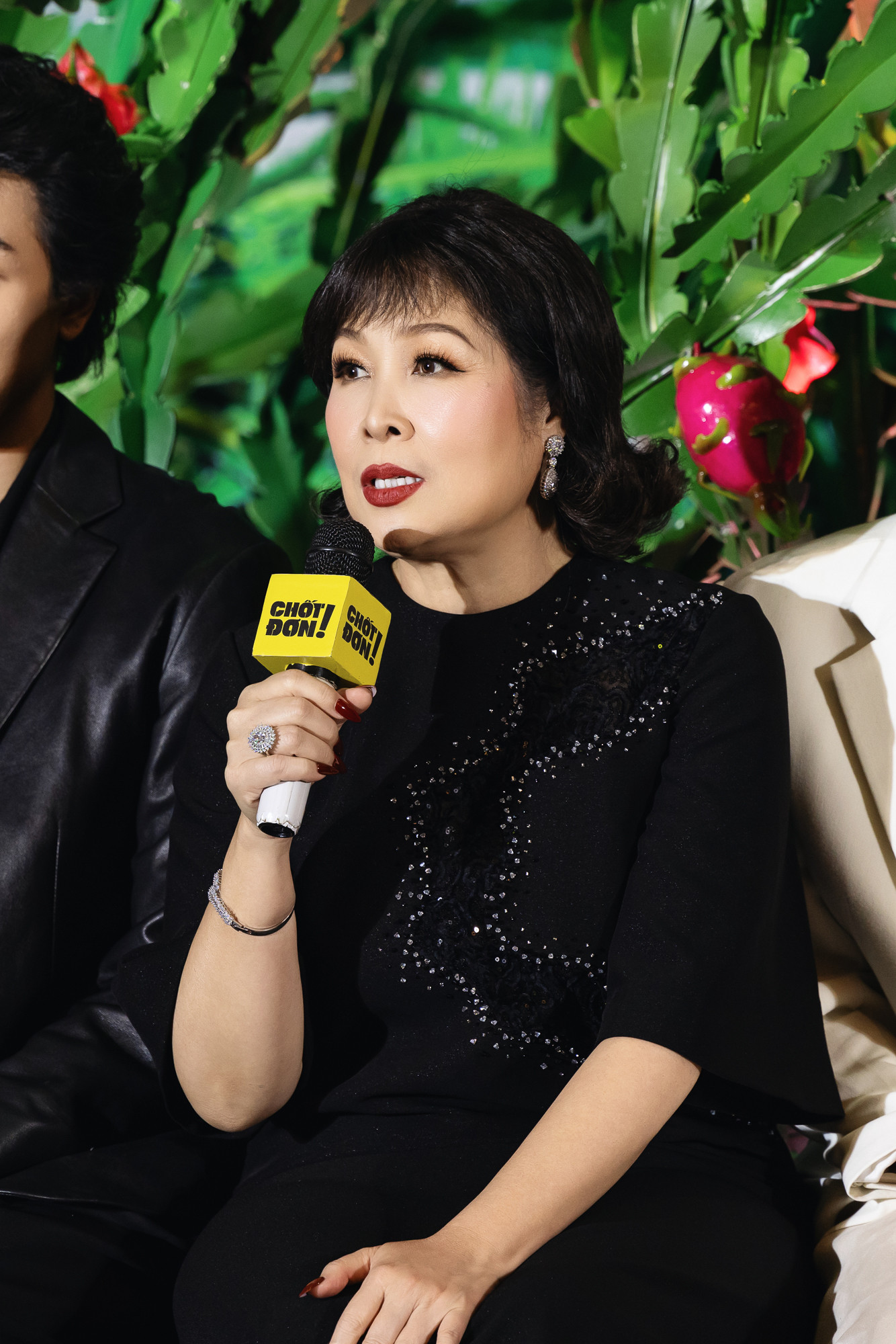 NSND Hồng Vân, nghệ sĩ Quyền Linh, Hồng Đào và Hoa hậu Thùy Tiên tại họp báo.