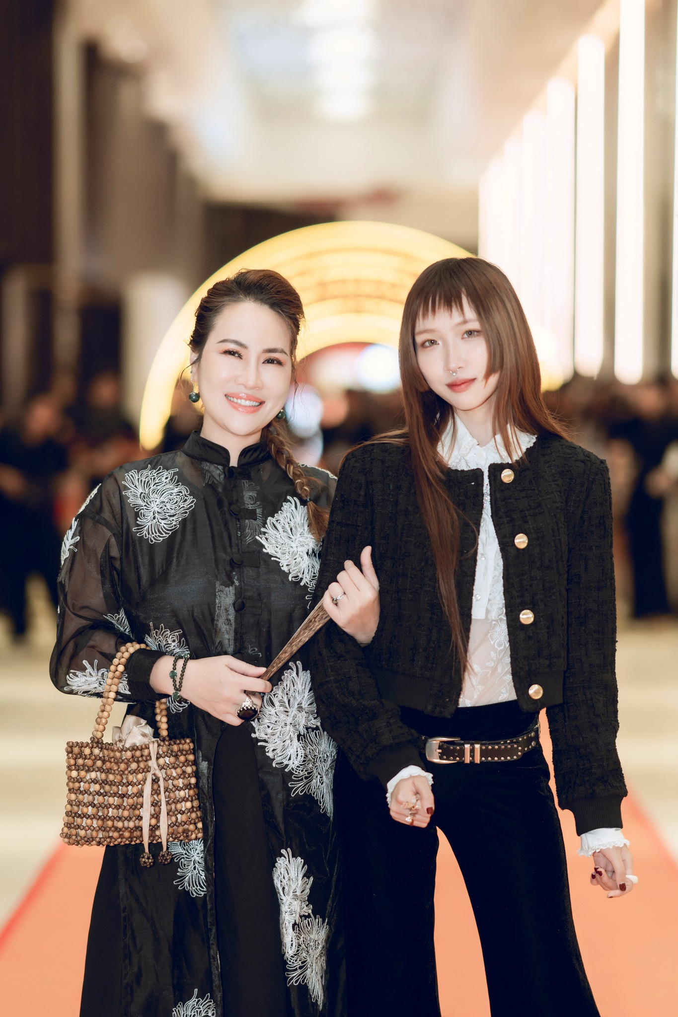 Alena và mẹ - ca sĩ Ngọc Phạm trên thảm đỏ.