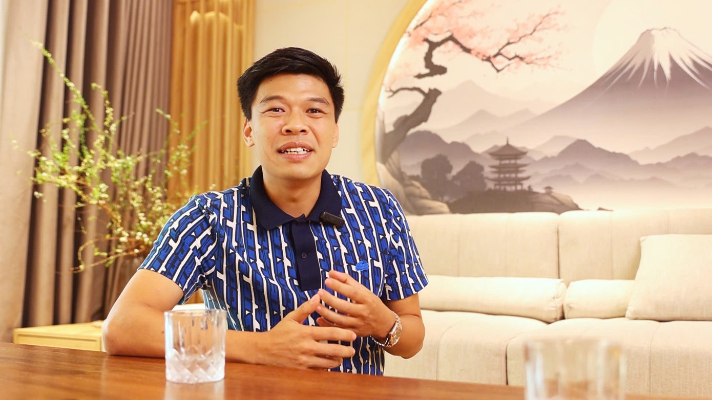 Trung Ruồi chia sẻ anh quen với cái xấu từ nhỏ nên chưa từng mặc cảm, động lòng. &quot;Mọi người thường lấy cái già, cái xấu của tôi ra để trêu đùa. Tôi không buồn đâu”, anh nói. Ảnh: Trọng Tài.