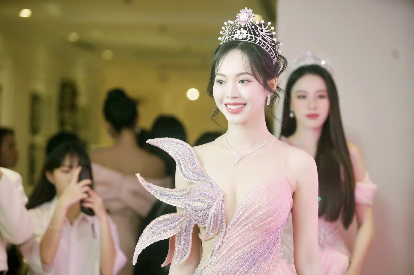 Á hậu Trịnh Thùy Linh cho rằng bí quyết để có thể giành chiến thắng ở cuộc thi nhan sắc là tin vào bản thân và cố gắng trở thành phiên bản tốt nhất.