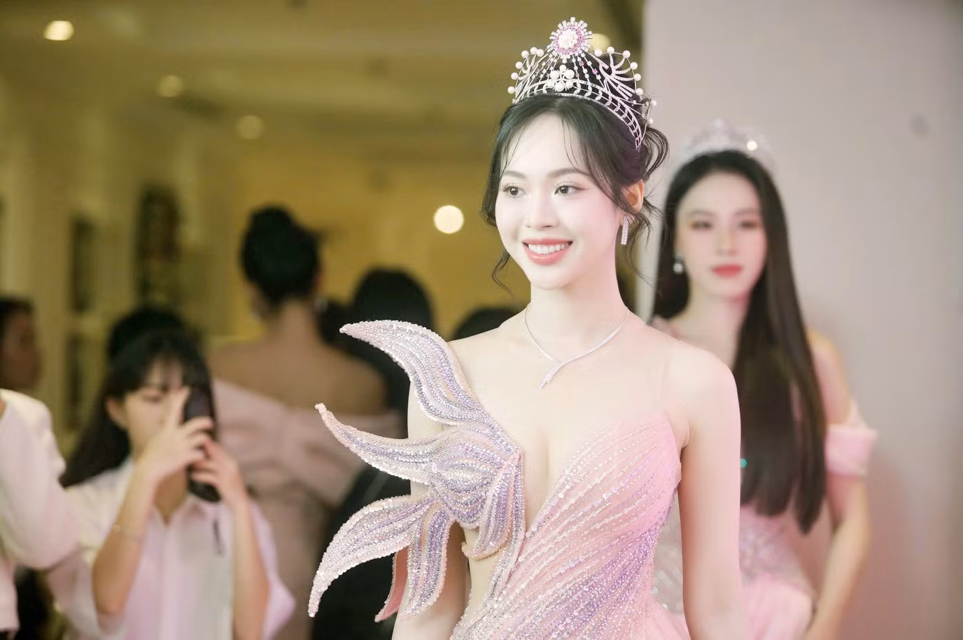 Á hậu Trịnh Thùy Linh cho rằng bí quyết để có thể giành chiến thắng ở cuộc thi nhan sắc là tin vào bản thân và cố gắng trở thành phiên bản tốt nhất. Á hậu Trịnh Thùy Linh cho rằng bí quyết để có thể giành chiến thắng ở cuộc thi nhan sắc là tin vào bản thân và cố gắng trở thành phiên bản tốt nhất.