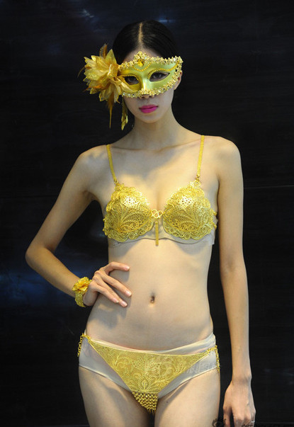 Người mẫu Trung Quốc catwalk với nội y bằng vàng ảnh 3