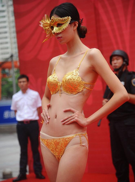 Người mẫu Trung Quốc catwalk với nội y bằng vàng ảnh 4