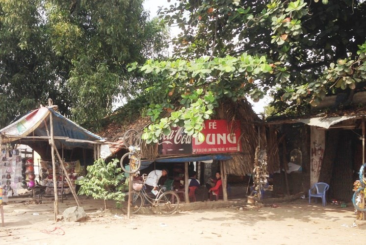 Đến nay, dù đã cuối tháng 10 nhưng dọc xa lộ Hà Nội (KP6, phường Linh Trung, quận Thủ Đức) vẫn còn rất nhiều hộ dân chưa chịu bàn giao mặt bằng; đồng nghĩa với việc thành phố đang đối diện với mức bồi thường hơn 75 tỉ đồng và con số tiền phạt chưa hẳn đã dừng lại đó