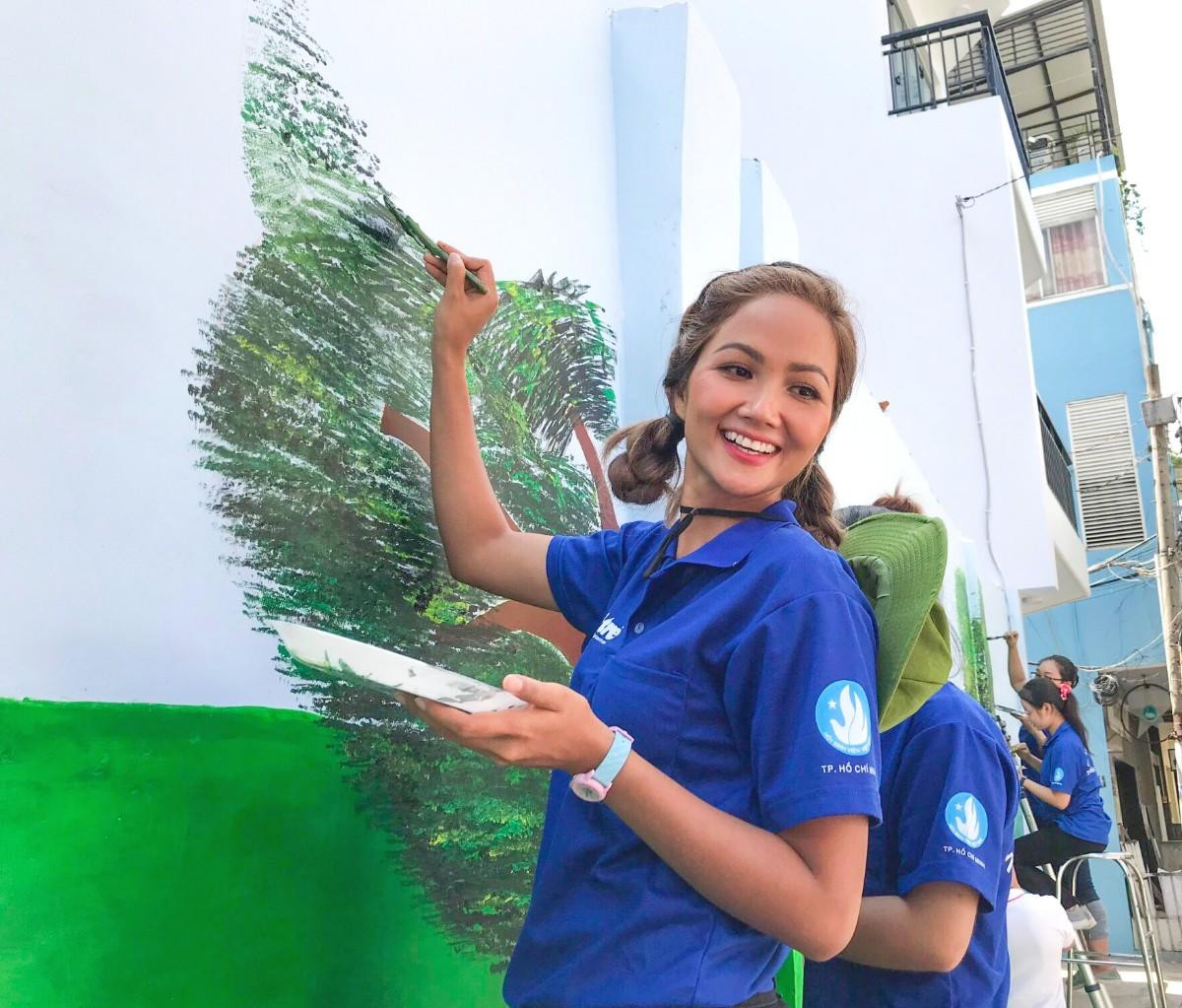 Hen rất tích cực trong các hoạt động xã hội, thiện nguyện.