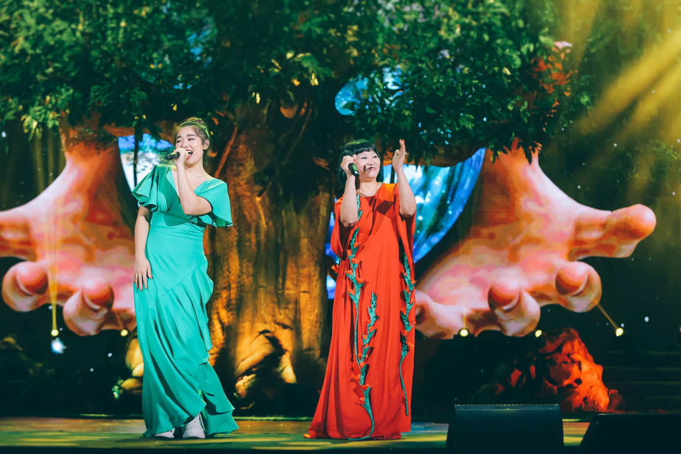 Cece Trương đứng cùng sân khấu với mẹ.