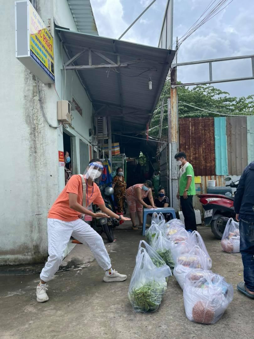 Đi phát quà vừa vui vừa giảm béo.