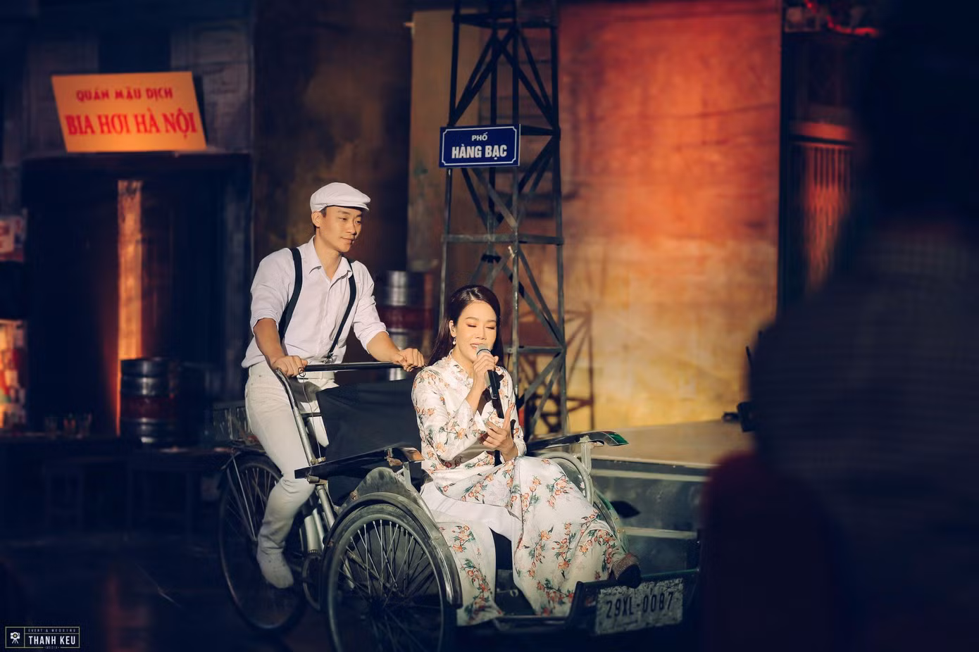 Thu Phương rơi nước mắt khi hát "Hà Nội mười hai mùa hoa"
