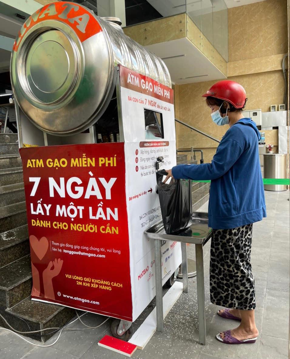 Người dân lĩnh gạo tại các ATM gạo Người dân lĩnh gạo tại các ATM gạo