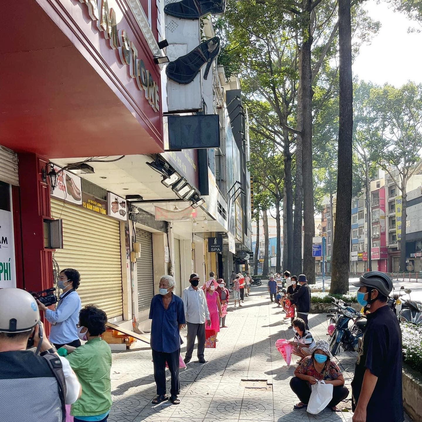 Người dân xếp hàng chờ lấy gạo. Người dân xếp hàng chờ lấy gạo.