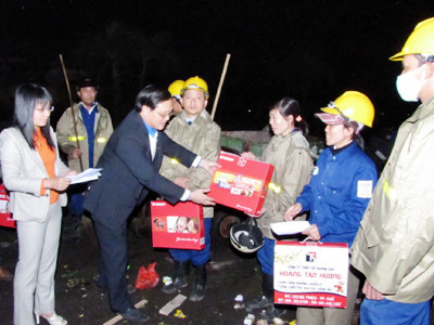 Chia sẻ Tết với công nhân. Ảnh: Ngọc Văn