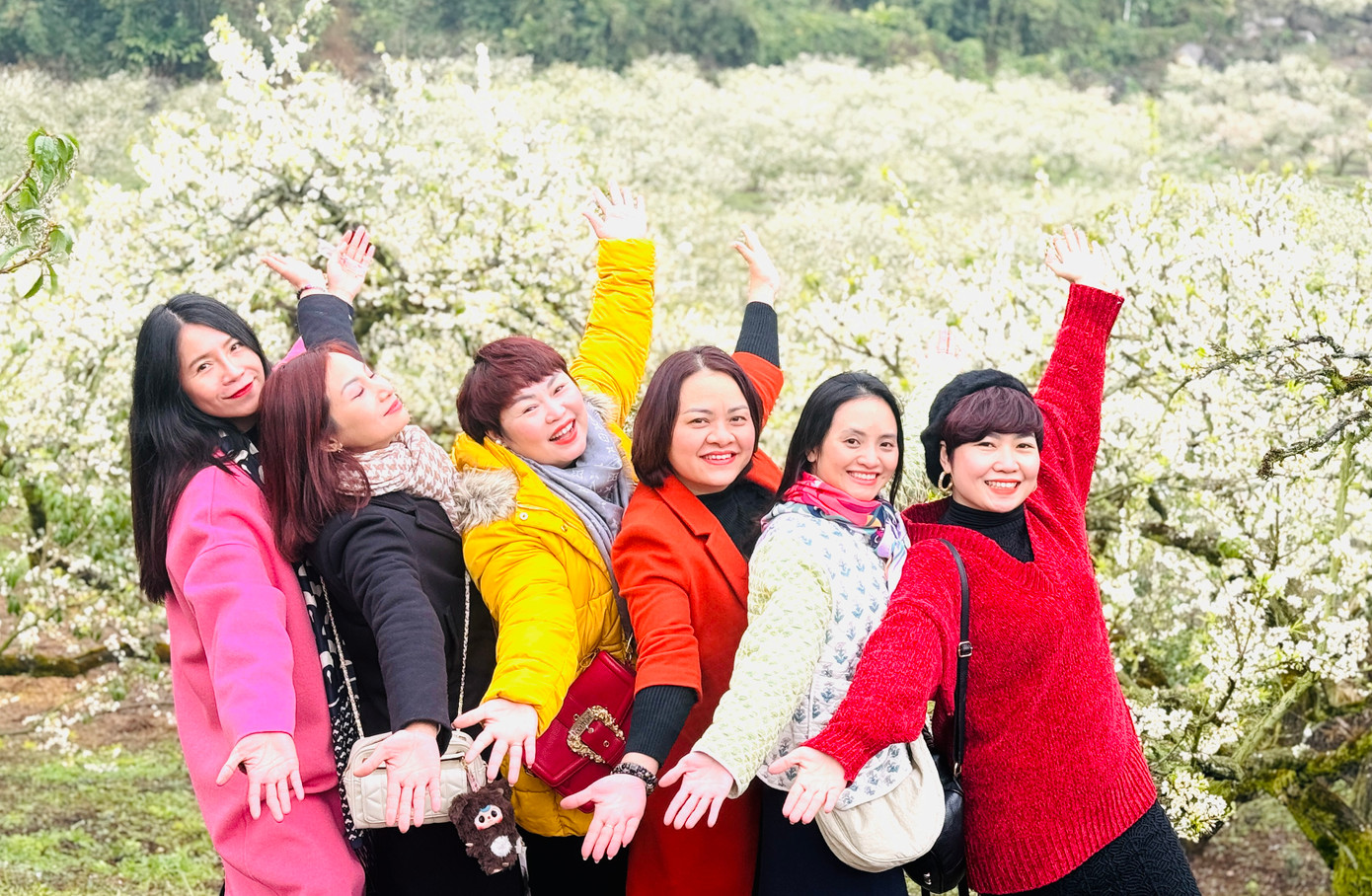 Tại đây, nhiều du khách muốn có ảnh đẹp sống ảo đã thuê luôn dịch vụ của các bạn dân tộc bản địa. Ngoài ra, cũng có nhiều thợ ảnh chuyên nghiệp tranh thủ tác nghiệp dịp này để kiếm thêm thu nhập. Tại đây, nhiều du khách muốn có ảnh đẹp sống ảo đã thuê luôn dịch vụ của các bạn dân tộc bản địa. Ngoài ra, cũng có nhiều thợ ảnh chuyên nghiệp tranh thủ tác nghiệp dịp này để kiếm thêm thu nhập.