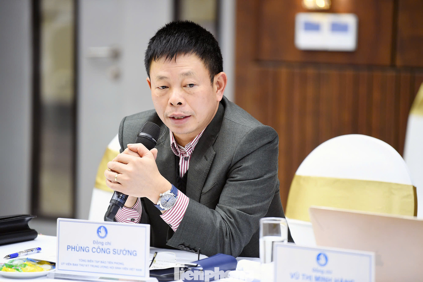 Nhà báo Phùng Công Sưởng - Tổng Biên tập báo Tiền Phong góp ý tại hội nghị. Nhà báo Phùng Công Sưởng - Tổng Biên tập báo Tiền Phong góp ý tại hội nghị.