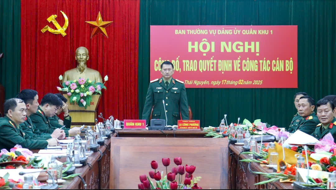 Thiếu tướng La Công Phương - Bí thư Đảng ủy, Chính ủy Quân khu 1, chủ trì hội nghị.