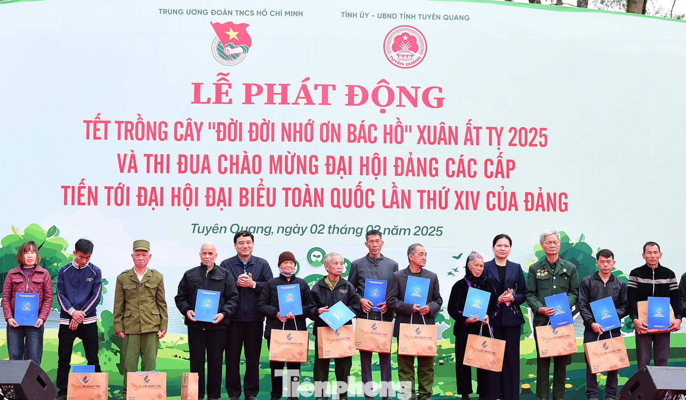 Trong khuôn khổ Lễ phát động, các đồng chí lãnh đạo Đảng, Nhà nước và Ban Bí thư Trung ương Đoàn trao 40 suất quà cho gia đình chính sách; 30 suất học bổng cho học sinh có hoàn cảnh khó khăn vươn lên trong học tập; 10 suất quà cho già làng, trưởng bản trên địa bàn huyện Sơn Dương, tỉnh Tuyên Quang với tổng trị giá 100 triệu đồng... Trong khuôn khổ Lễ phát động, các đồng chí lãnh đạo Đảng, Nhà nước và Ban Bí thư Trung ương Đoàn trao 40 suất quà cho gia đình chính sách; 30 suất học bổng cho học sinh có hoàn cảnh khó khăn vươn lên trong học tập; 10 suất quà cho già làng, trưởng bản trên địa bàn huyện Sơn Dương, tỉnh Tuyên Quang với tổng trị giá 100 triệu đồng...