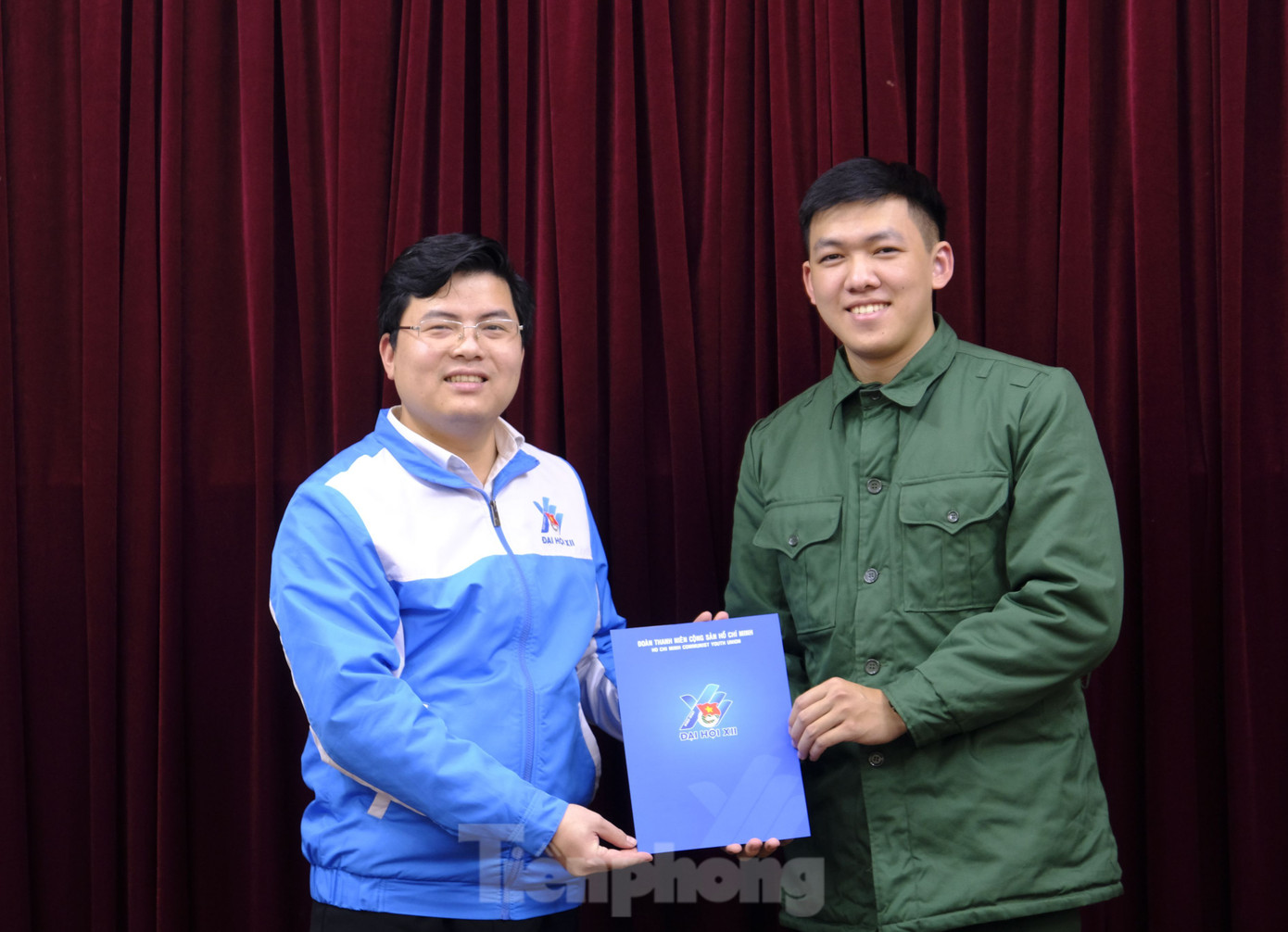 Anh Hoàng Đức Nam - Bí thư Đoàn cơ quan T.Ư Đoàn tặng quà động viên Trung Anh trước khi lên đường nhập ngũ. Ảnh: Châu Linh