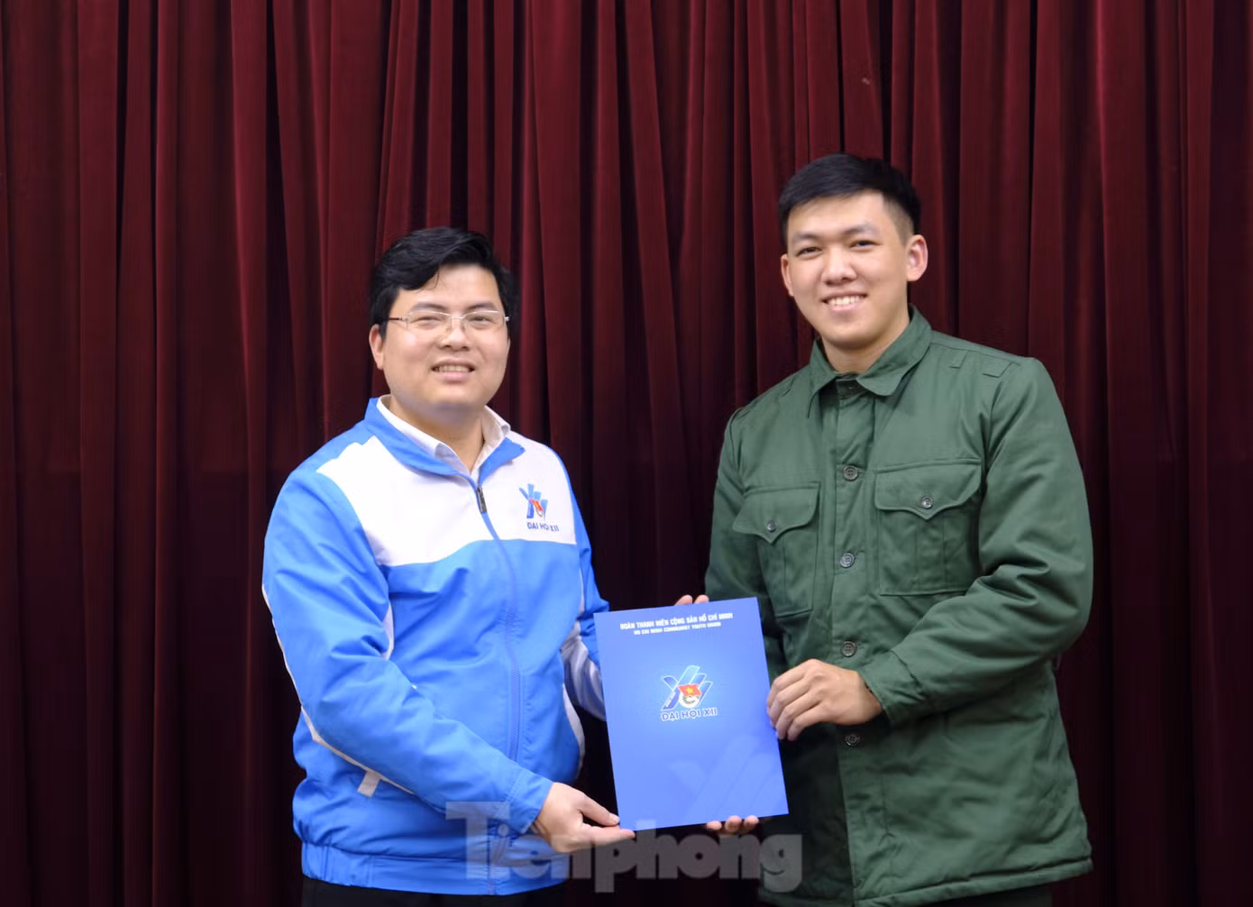 Anh Hoàng Đức Nam - Bí thư Đoàn cơ quan T.Ư Đoàn tặng quà động viên Trung Anh trước khi lên đường nhập ngũ. Ảnh: Châu Linh Anh Hoàng Đức Nam - Bí thư Đoàn cơ quan T.Ư Đoàn tặng quà động viên Trung Anh trước khi lên đường nhập ngũ. Ảnh: Châu Linh