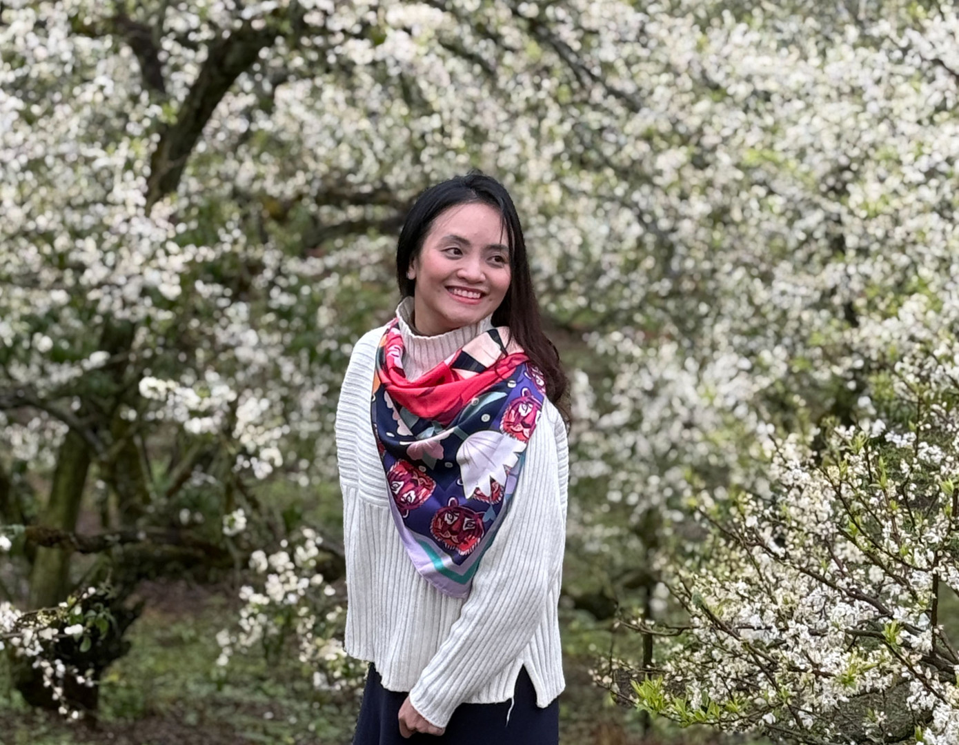 Du khách như được "lạc vào xứ sở thần tiên" bởi hoa mận phủ trắng núi đồi, thung lũng và ghi lại khoảnh khắc trong khung cảnh lãng mạn. Ngoài các triền đồi, du khách còn ngắm hoa mận trong các vườn nhà dân. Du khách như được "lạc vào xứ sở thần tiên" bởi hoa mận phủ trắng núi đồi, thung lũng và ghi lại khoảnh khắc trong khung cảnh lãng mạn. Ngoài các triền đồi, du khách còn ngắm hoa mận trong các vườn nhà dân.