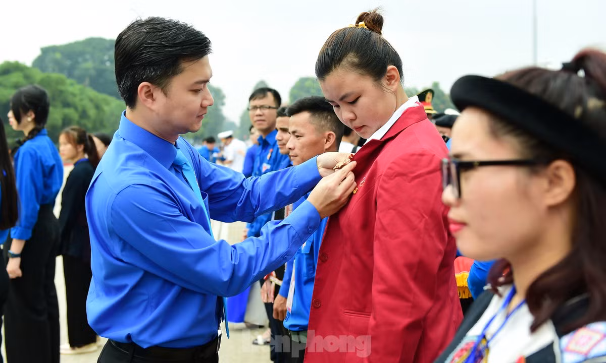 Cuộc thi chính luận về bảo vệ nền tảng tư tưởng của Đảng được phát động rộng rãi trong đoàn viên, thanh niên. Trong ảnh: Anh Nguyễn Minh Triết - Bí thư T.Ư Đoàn, Chủ tịch T.Ư Hội SVVN trao Huy hiệu Thanh niên tiên tiến làm theo lời Bác cho gương tiêu biểu.