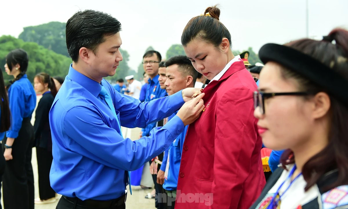 Cuộc thi chính luận về bảo vệ nền tảng tư tưởng của Đảng được phát động rộng rãi trong đoàn viên, thanh niên. Trong ảnh: Anh Nguyễn Minh Triết - Bí thư T.Ư Đoàn, Chủ tịch T.Ư Hội SVVN trao Huy hiệu Thanh niên tiên tiến làm theo lời Bác cho gương tiêu biểu.