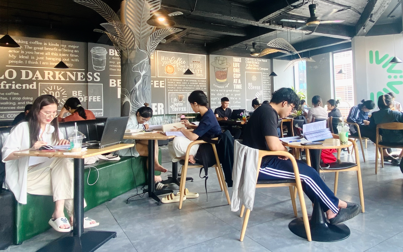 Theo một nghiên cứu thị trường của Mibrand, nhóm đi cà phê nhiều nhất là nhóm thu nhập thấp (từ 5-10 triệu đồng/tháng) với tần suất 1-3 lần/tuần (~38%). Nhóm đi cà phê nhiều thứ nhì là nhóm có thu nhập từ 10-20 triệu đồng/tháng, tần suất phổ biến tương tự như nhóm thu nhập thấp.