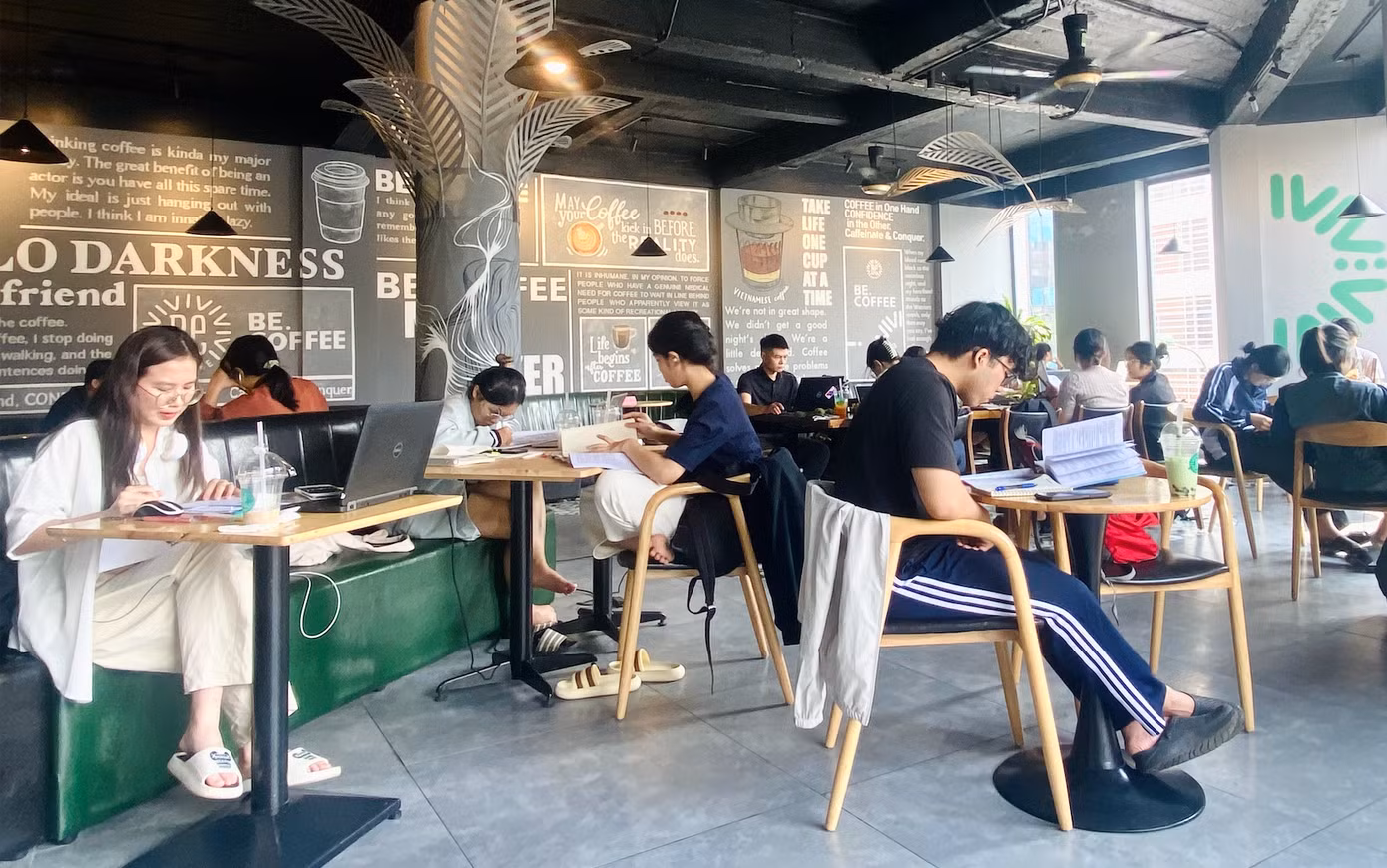 Theo một nghiên cứu thị trường của Mibrand, nhóm đi cà phê nhiều nhất là nhóm thu nhập thấp (từ 5-10 triệu đồng/tháng) với tần suất 1-3 lần/tuần (~38%). Nhóm đi cà phê nhiều thứ nhì là nhóm có thu nhập từ 10-20 triệu đồng/tháng, tần suất phổ biến tương tự như nhóm thu nhập thấp. Theo một nghiên cứu thị trường của Mibrand, nhóm đi cà phê nhiều nhất là nhóm thu nhập thấp (từ 5-10 triệu đồng/tháng) với tần suất 1-3 lần/tuần (~38%). Nhóm đi cà phê nhiều thứ nhì là nhóm có thu nhập từ 10-20 triệu đồng/tháng, tần suất phổ biến tương tự như nhóm thu nhập thấp.