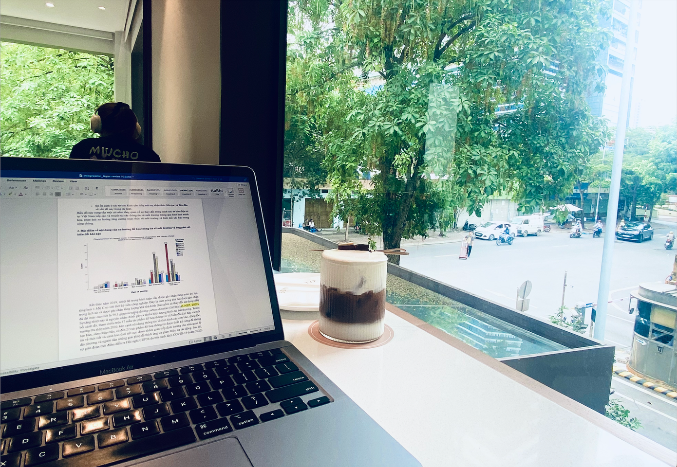 Không phải lúc nào học ở quán cà phê cũng hiệu quả, bởi mỗi lần đến quán mới giống như “xé túi mù”. Có quán đông quá nên ồn ào, có quán lại bật nhạc to, không tập trung được.