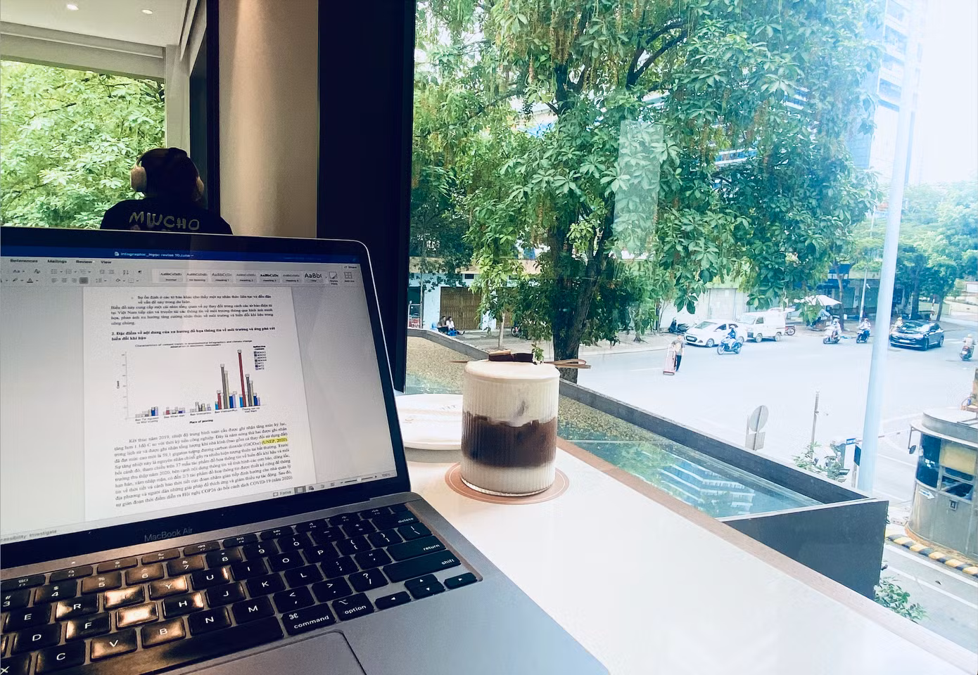 Không phải lúc nào học ở quán cà phê cũng hiệu quả, bởi mỗi lần đến quán mới giống như “xé túi mù”. Có quán đông quá nên ồn ào, có quán lại bật nhạc to, không tập trung được. Không phải lúc nào học ở quán cà phê cũng hiệu quả, bởi mỗi lần đến quán mới giống như “xé túi mù”. Có quán đông quá nên ồn ào, có quán lại bật nhạc to, không tập trung được.