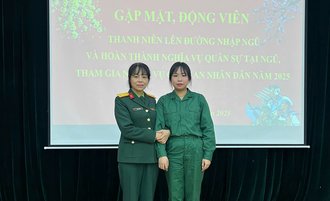 Nữ sinh Trần Phương Anh (bên phải ảnh) tại buổi gặp mặt, động viên thanh niên lên đường nhập ngũ. Ảnh: NVCC Nữ sinh Trần Phương Anh (bên phải ảnh) tại buổi gặp mặt, động viên thanh niên lên đường nhập ngũ. Ảnh: NVCC
