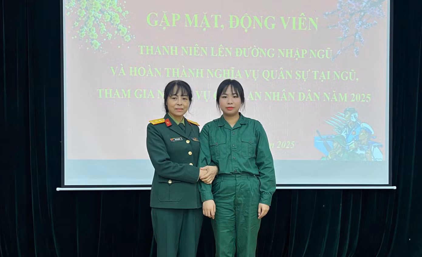Nữ sinh Trần Phương Anh (bên phải ảnh) tại buổi gặp mặt, động viên thanh niên lên đường nhập ngũ. Ảnh: NVCC