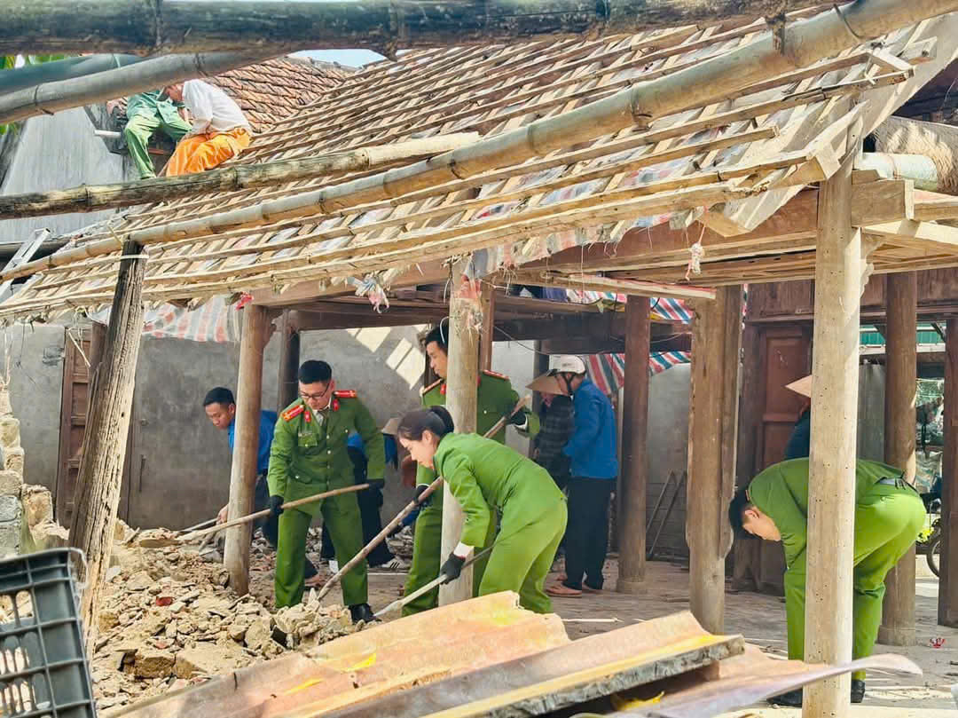 Thanh niên công an tình nguyện hỗ trợ cải tạo nhà cho người dân. Thanh niên công an tình nguyện hỗ trợ cải tạo nhà cho người dân.