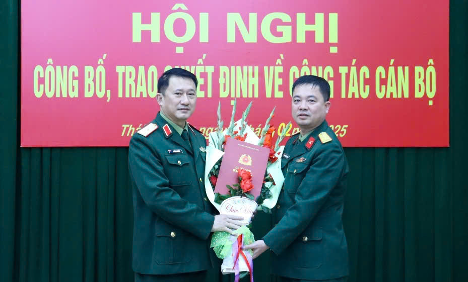 Thiếu tướng La Công Phương - Bí thư Đảng ủy, Chính ủy Quân khu 1 trao Quyết định bổ nhiệm chức vụ Lữ đoàn trưởng Lữ đoàn 382 cho Thượng tá Nguyễn Phúc Quyết.