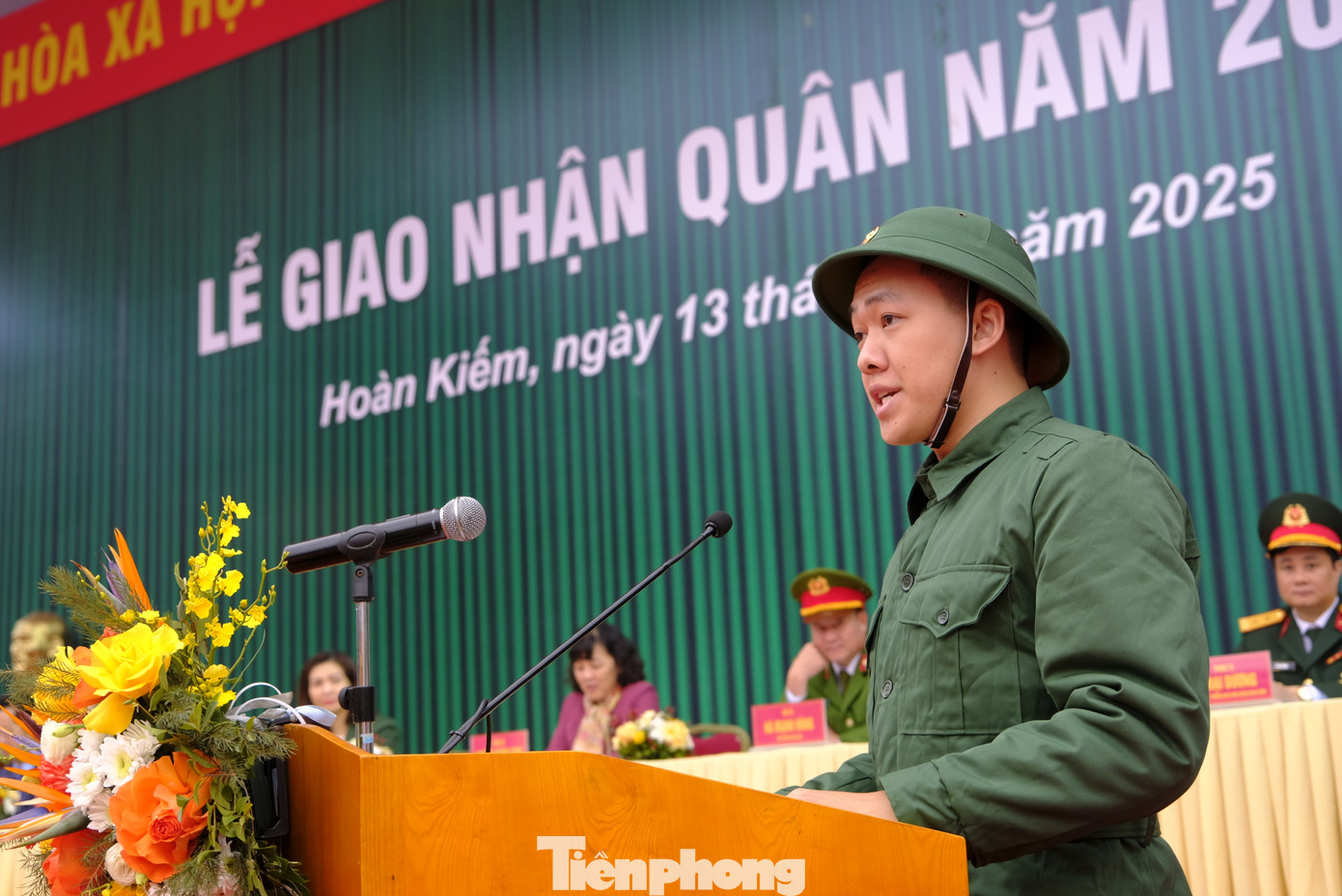 Trung Anh đại diện các tân binh của quận Hoàn Kiếm phát biểu tại lễ giao nhận quân năm 2025. Ảnh: Châu Linh