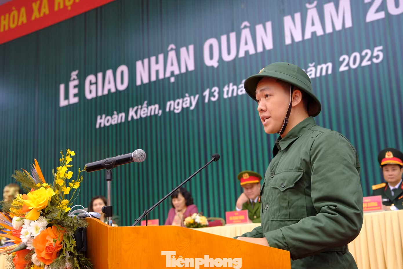 Trung Anh đại diện các tân binh của quận Hoàn Kiếm phát biểu tại lễ giao nhận quân năm 2025. Ảnh: Châu Linh Trung Anh đại diện các tân binh của quận Hoàn Kiếm phát biểu tại lễ giao nhận quân năm 2025. Ảnh: Châu Linh