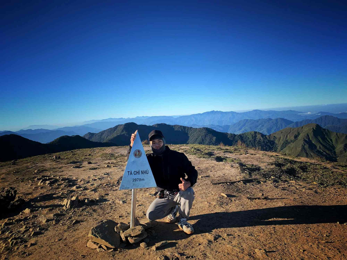 Đặng Anh Khang trekking thành công trên đỉnh Tà Chì Nhù.