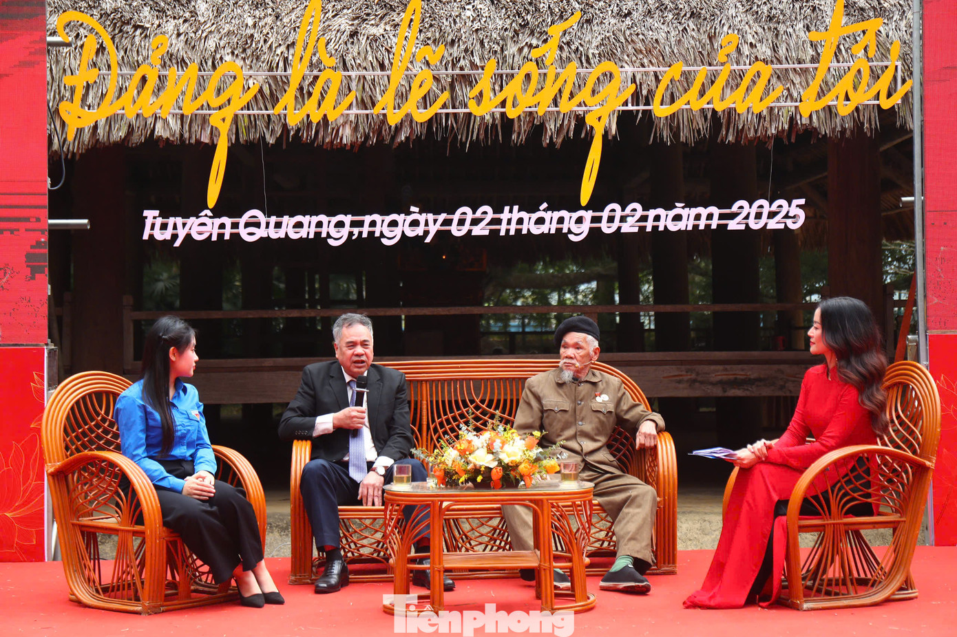 Chương trình giao lưu tiếp lửa truyền thống với chủ đề "Đảng là lẽ sống của tôi". Chương trình giao lưu tiếp lửa truyền thống với chủ đề "Đảng là lẽ sống của tôi".