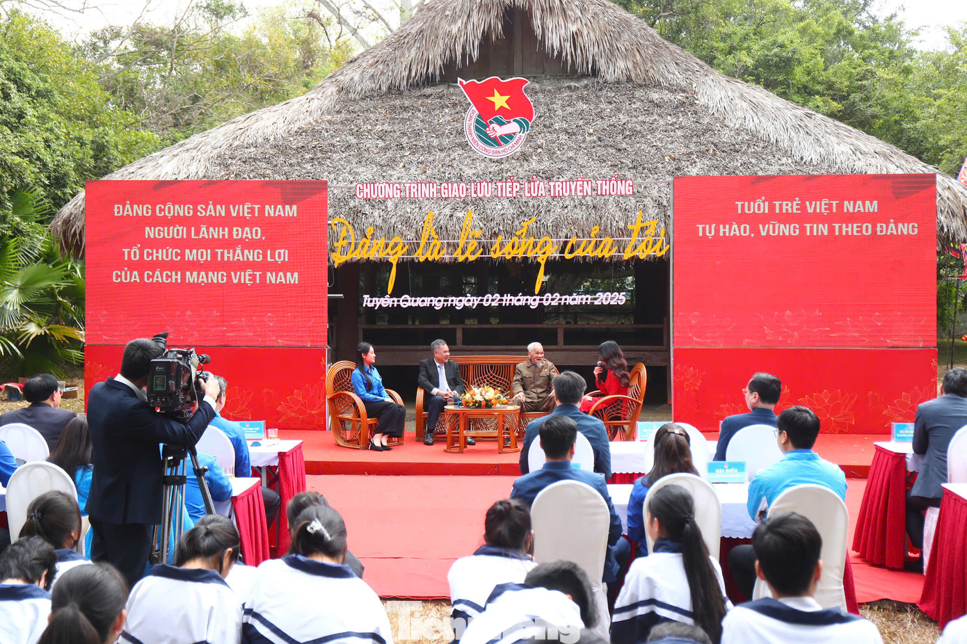 Chương trình giao lưu tiếp lửa truyền thống với chủ đề "Đảng là lẽ sống của tôi". Chương trình giao lưu tiếp lửa truyền thống với chủ đề "Đảng là lẽ sống của tôi".