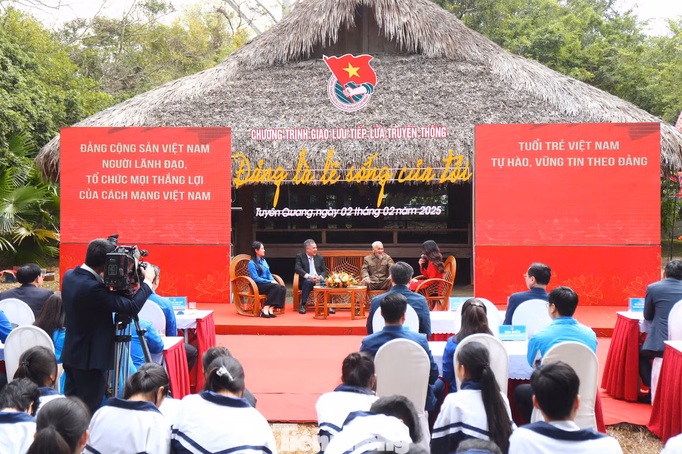 Toàn cảnh chương trình giao lưu tiếp lửa truyền thống với chủ đề “Đảng là lẽ sống của tôi”.