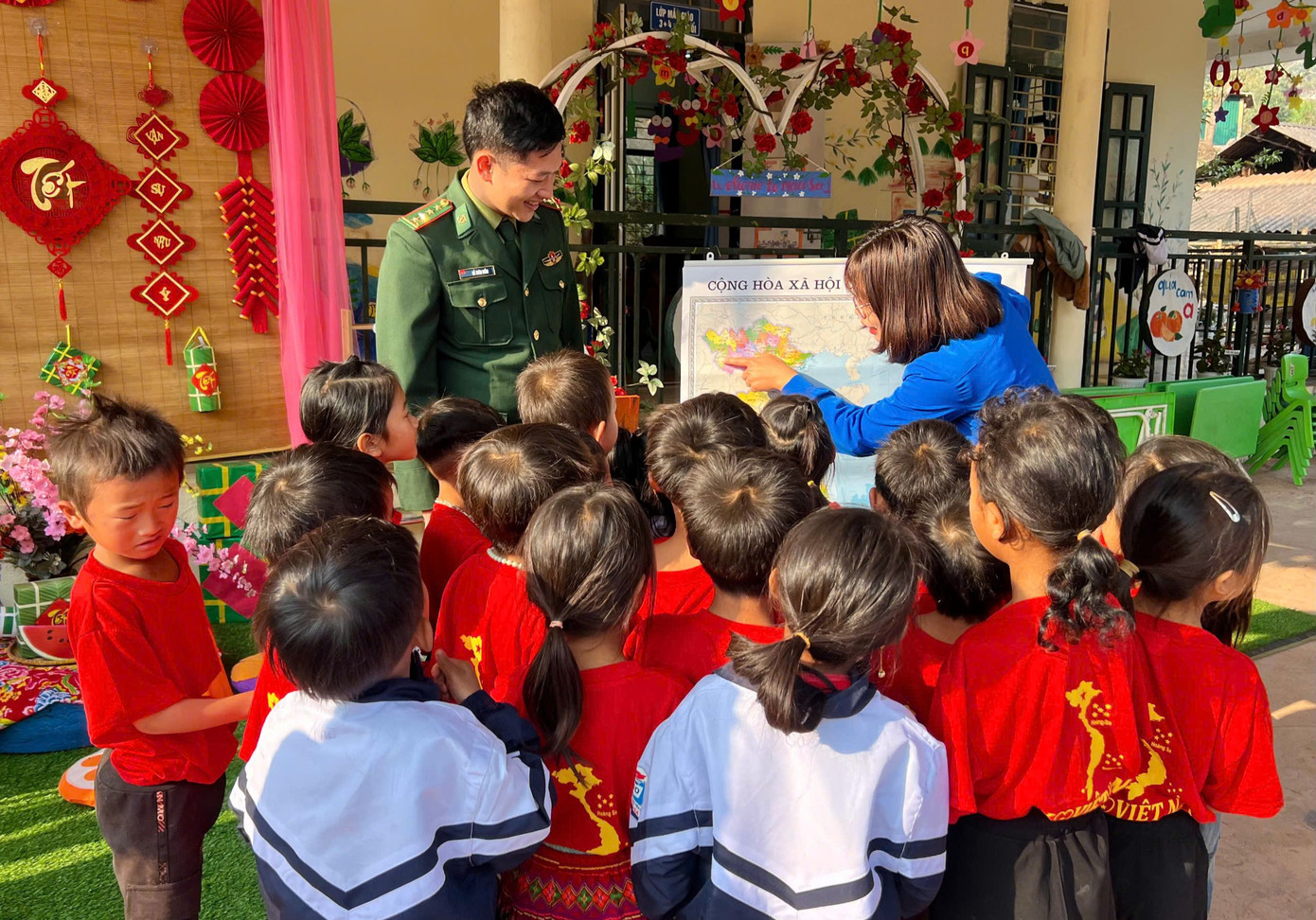 Các em thiếu nhi, học sinh hưởng ứng cuộc vận động “Tự hào một dải non sông”.