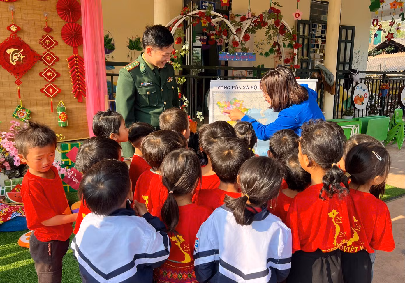 Các em thiếu nhi, học sinh hưởng ứng cuộc vận động “Tự hào một dải non sông”.