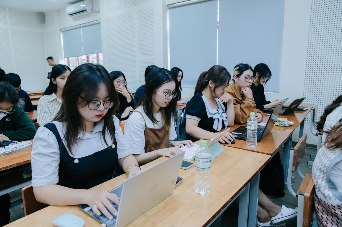 Với lịch nghỉ Tết kéo dài hơn 2 tuần của sinh viên các trường đại học, khi quay trở lại thành phố học tập, nhiều bạn như bị "trật nhịp". Với lịch nghỉ Tết kéo dài hơn 2 tuần của sinh viên các trường đại học, khi quay trở lại thành phố học tập, nhiều bạn như bị "trật nhịp".