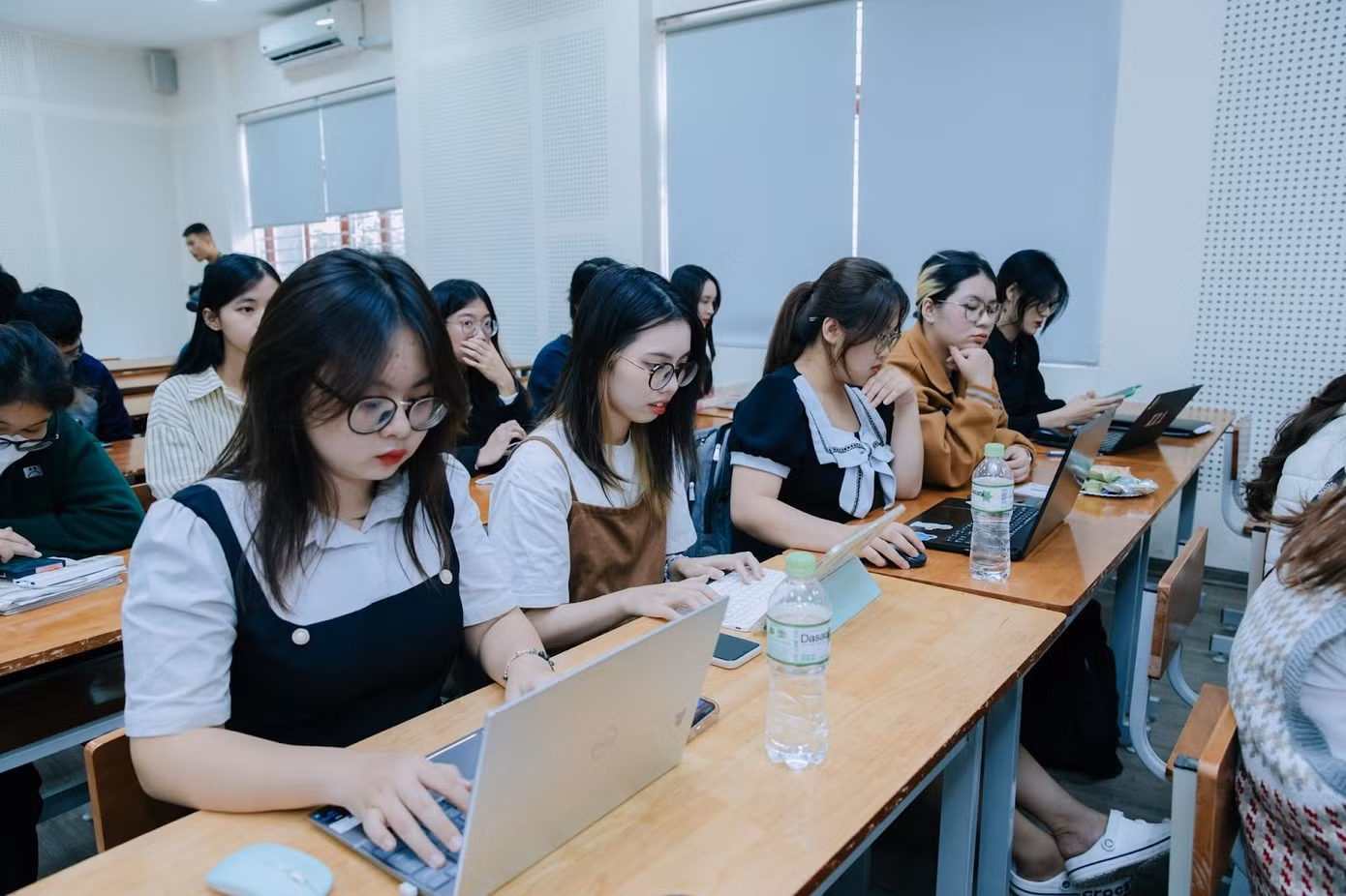 Với lịch nghỉ Tết kéo dài hơn 2 tuần của sinh viên các trường đại học, khi quay trở lại thành phố học tập, nhiều bạn như bị "trật nhịp".