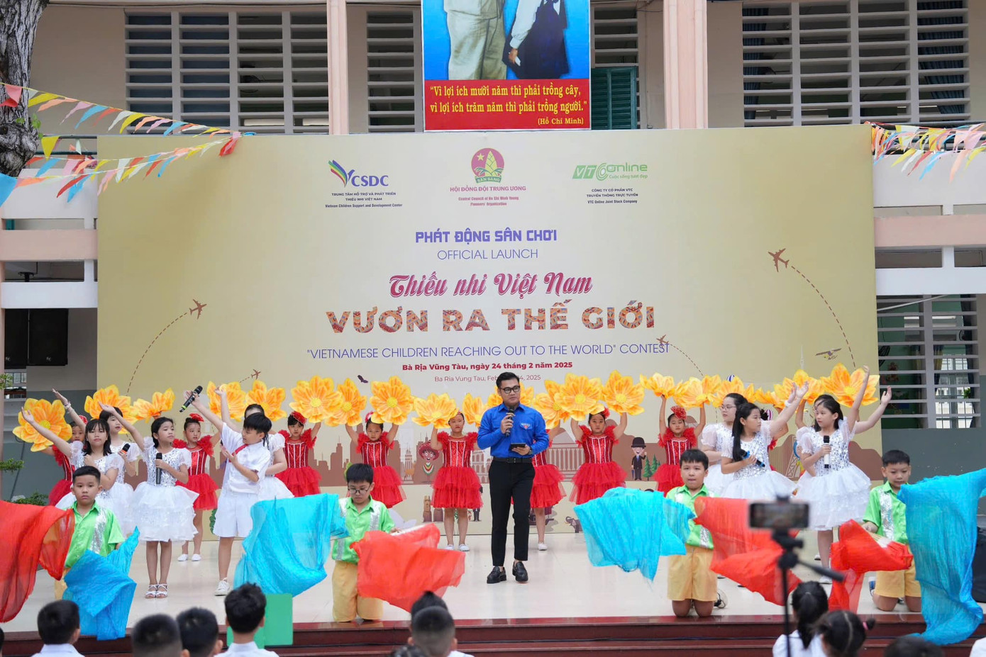 Học sinh Trường Tiểu học Trưng Vương số 1 (tỉnh Bà Rịa - Vũng Tàu) tham gia hưởng ứng chương trình với những tiết mục đặc sắc, hấp dẫn. Học sinh Trường Tiểu học Trưng Vương số 1 (tỉnh Bà Rịa - Vũng Tàu) tham gia hưởng ứng chương trình với những tiết mục đặc sắc, hấp dẫn.