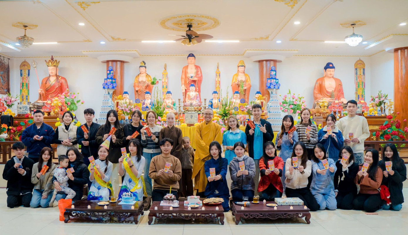 Bên cạnh nghe giảng pháp, Phương Linh (áo xanh, bên phải sư thầy) còn tham gia các hoạt động ý nghĩa khác. Bên cạnh nghe giảng pháp, Phương Linh (áo xanh, bên phải sư thầy) còn tham gia các hoạt động ý nghĩa khác.